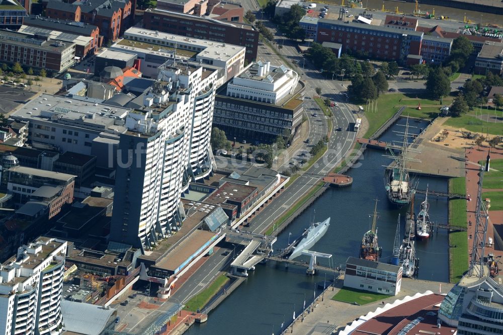 Bremerhaven aus der Vogelperspektive: Gebäude des Einkaufszentrums Columbus Shopping Center am Alten Hafen in Bremerhaven im Bundesland Bremen