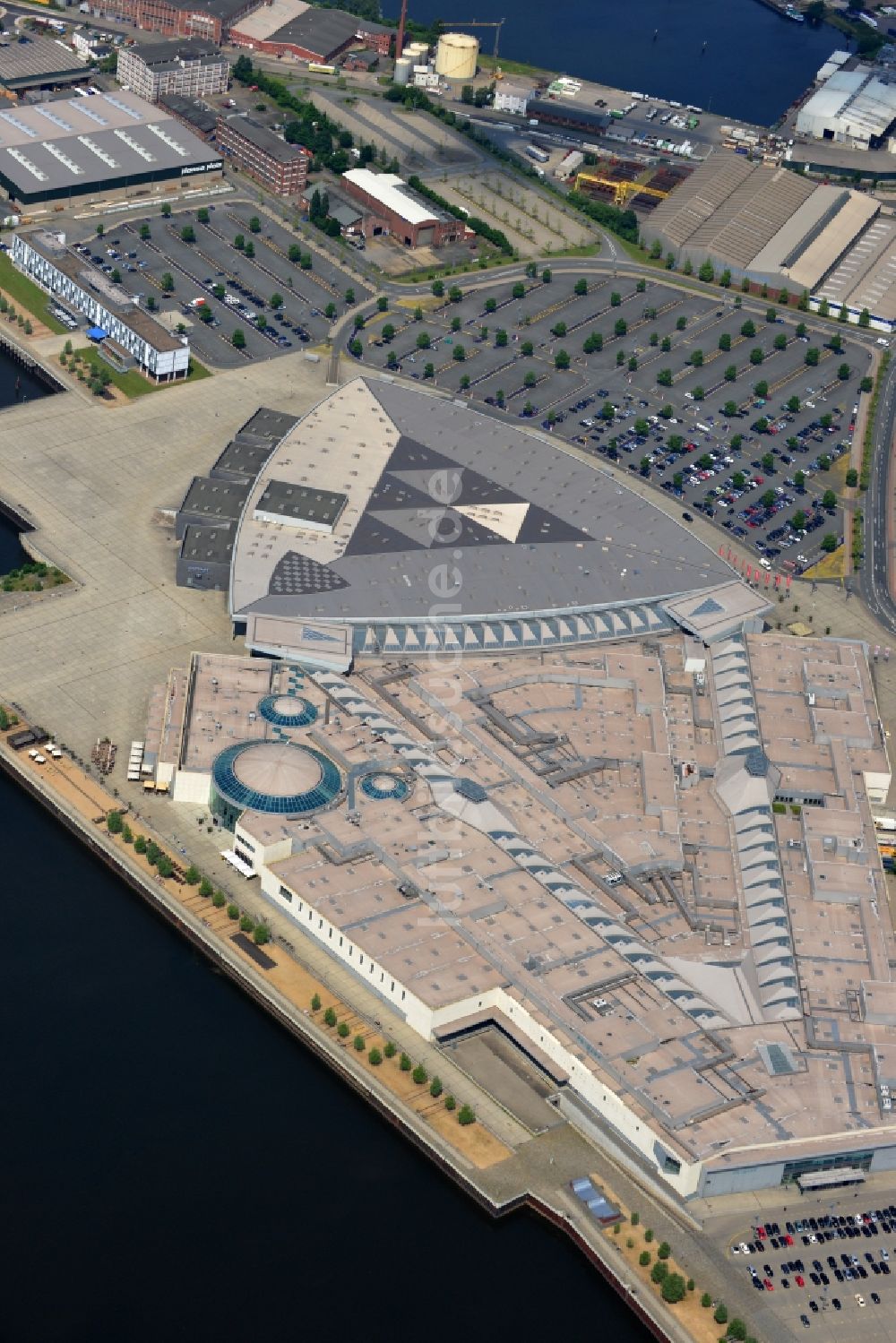 Bremen von oben - Gebäude des Einkaufszentrums und Freizeitbereiches Waterfront am Ufer des Weser in Bremen