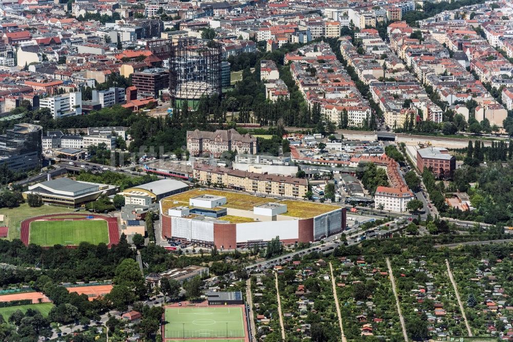 Berlin aus der Vogelperspektive: Gebäude des Einrichtungshaus - Möbelmarkt der der MÖBEL KRAFT AG in Berlin