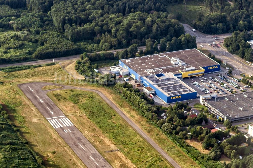 Freiburg im Breisgau aus der Vogelperspektive: Gebäude des Einrichtungshaus - Möbelmarkt IKea mit angrenzender Landebahn in Freiburg im Breisgau im Bundesland Baden-Württemberg, Deutschland