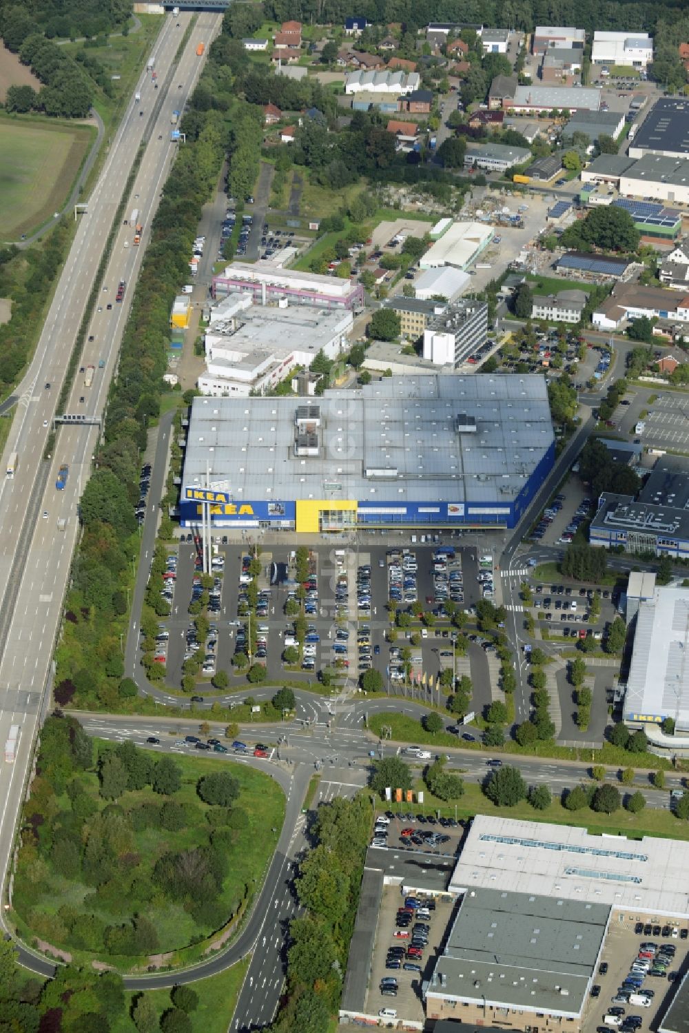 Luftaufnahme Burgwedel - Gebäude des Einrichtungshaus - Möbelmarkt des IKEA Einrichtungshaus Hannover-Großburgwedel in Burgwedel im Bundesland Niedersachsen