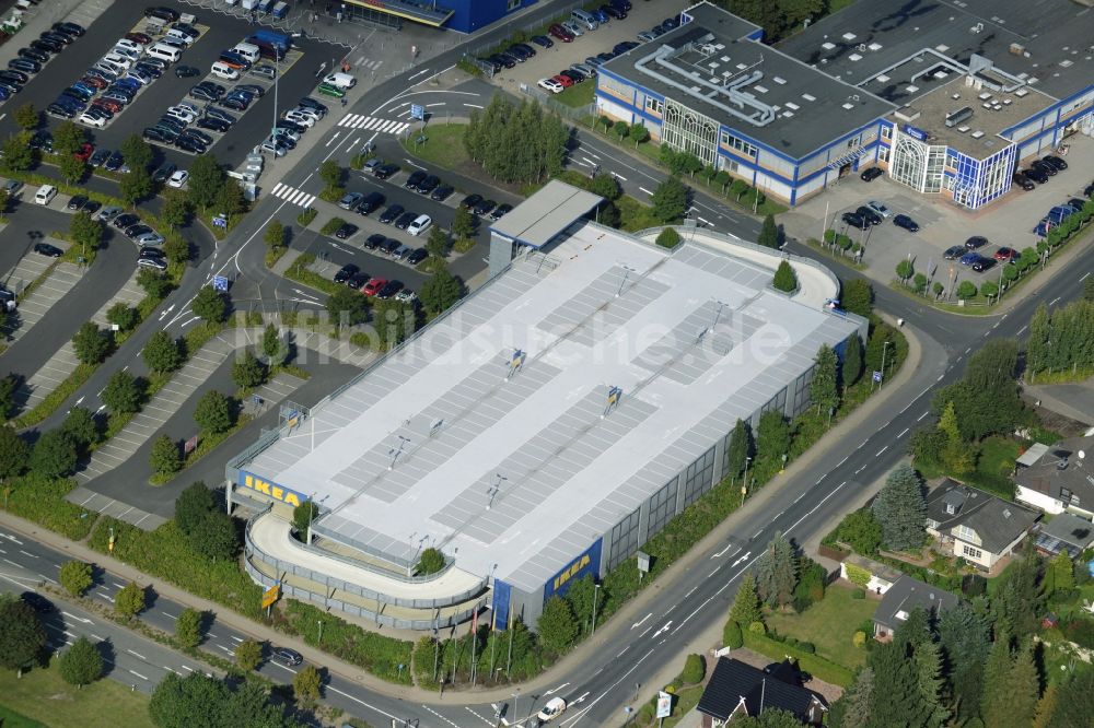 Burgwedel von oben - Gebäude des Einrichtungshaus - Möbelmarkt des IKEA Einrichtungshaus Hannover-Großburgwedel in Burgwedel im Bundesland Niedersachsen