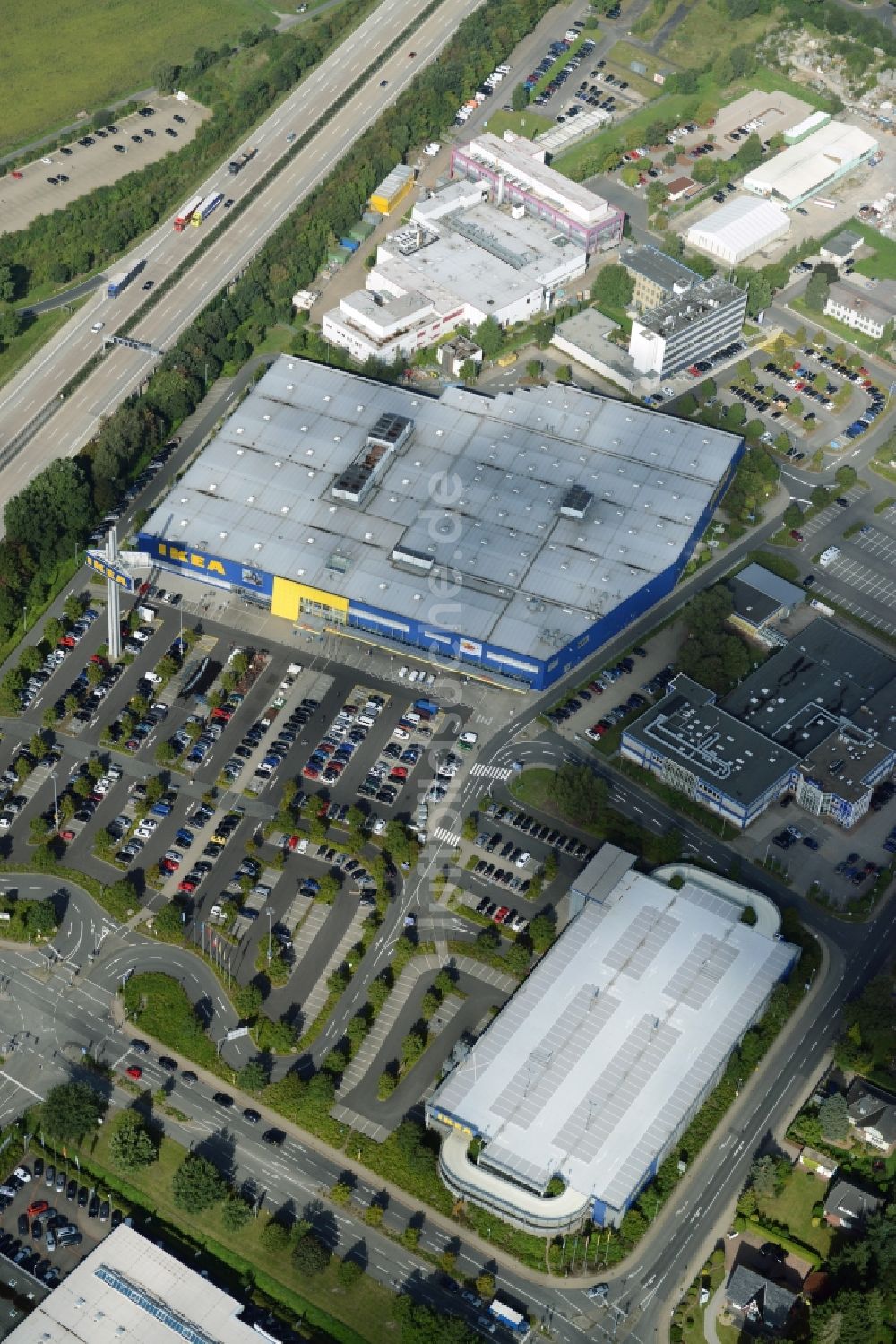 Burgwedel von oben - Gebäude des Einrichtungshaus - Möbelmarkt des IKEA Einrichtungshaus Hannover-Großburgwedel in Burgwedel im Bundesland Niedersachsen