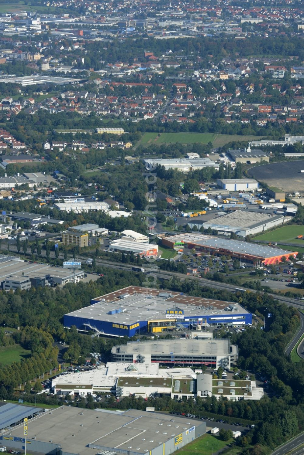 Kassel aus der Vogelperspektive: Gebäude des Einrichtungshaus - Möbelmarkt der IKEA Einrichtungshaus an der Heinrich-Hertz-Straße in Kassel im Bundesland Hessen