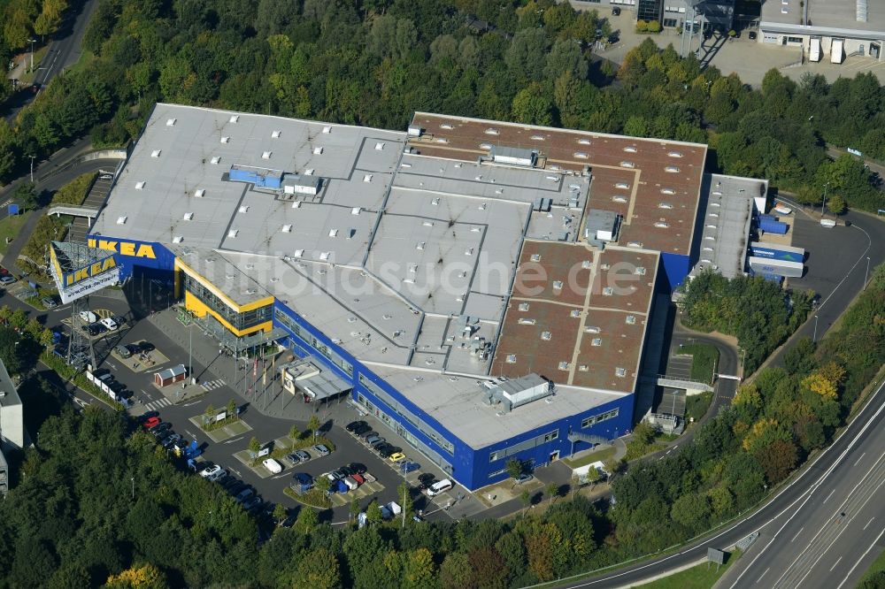 Kassel aus der Vogelperspektive: Gebäude des Einrichtungshaus - Möbelmarkt der IKEA Einrichtungshaus an der Heinrich-Hertz-Straße in Kassel im Bundesland Hessen