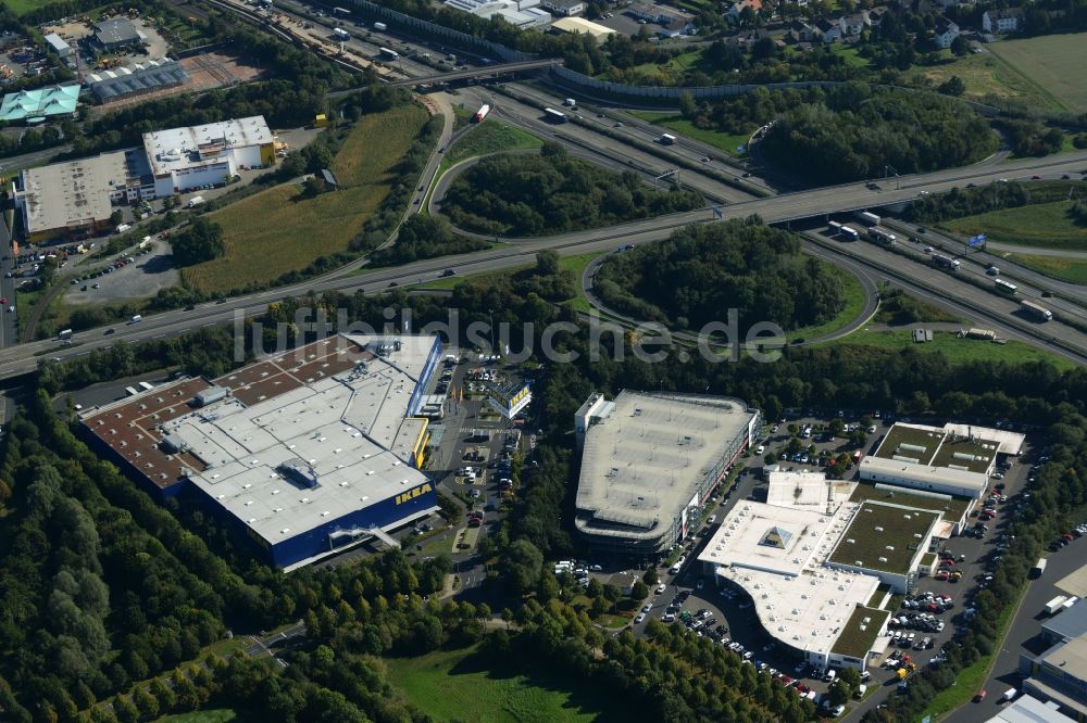 Luftaufnahme Kassel - Gebäude des Einrichtungshaus - Möbelmarkt der IKEA Einrichtungshaus an der Heinrich-Hertz-Straße in Kassel im Bundesland Hessen