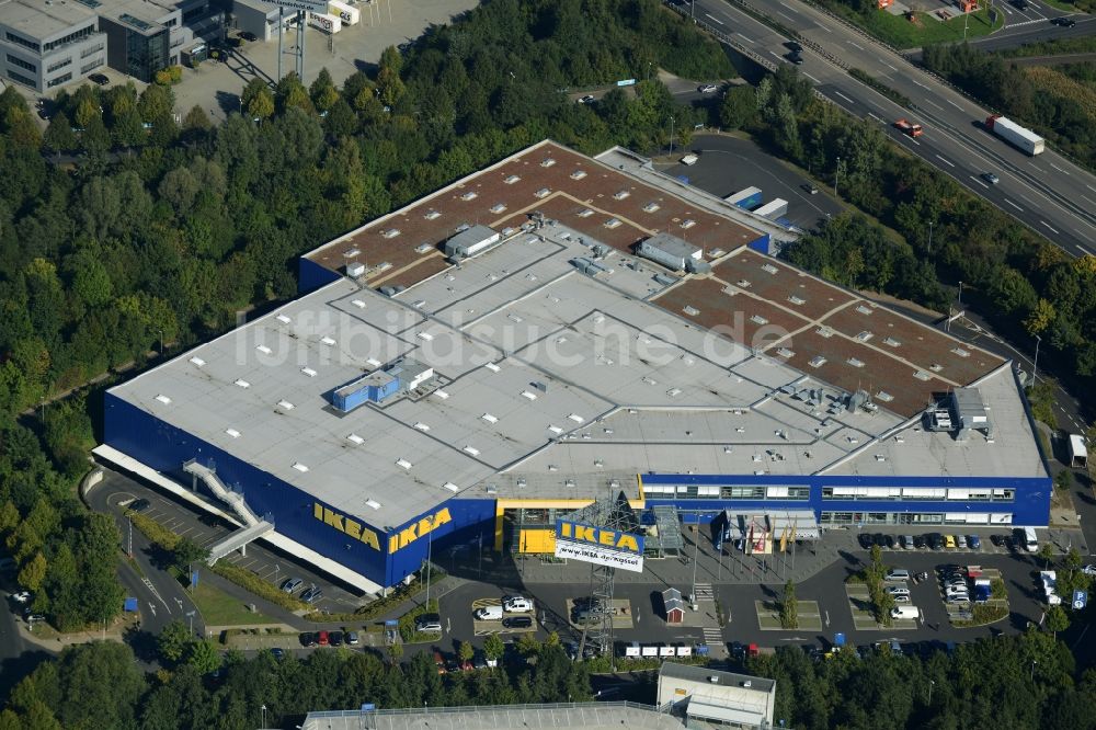 Kassel aus der Vogelperspektive: Gebäude des Einrichtungshaus - Möbelmarkt der IKEA Einrichtungshaus an der Heinrich-Hertz-Straße in Kassel im Bundesland Hessen