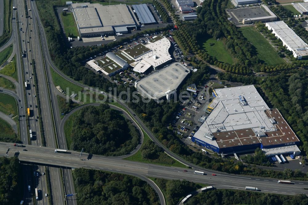 Luftaufnahme Kassel - Gebäude des Einrichtungshaus - Möbelmarkt der IKEA Einrichtungshaus an der Heinrich-Hertz-Straße in Kassel im Bundesland Hessen