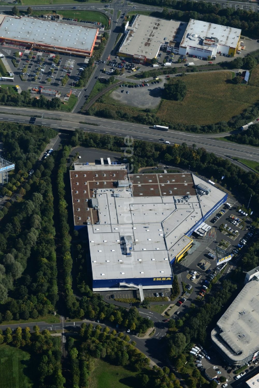 Kassel aus der Vogelperspektive: Gebäude des Einrichtungshaus - Möbelmarkt der IKEA Einrichtungshaus an der Heinrich-Hertz-Straße in Kassel im Bundesland Hessen