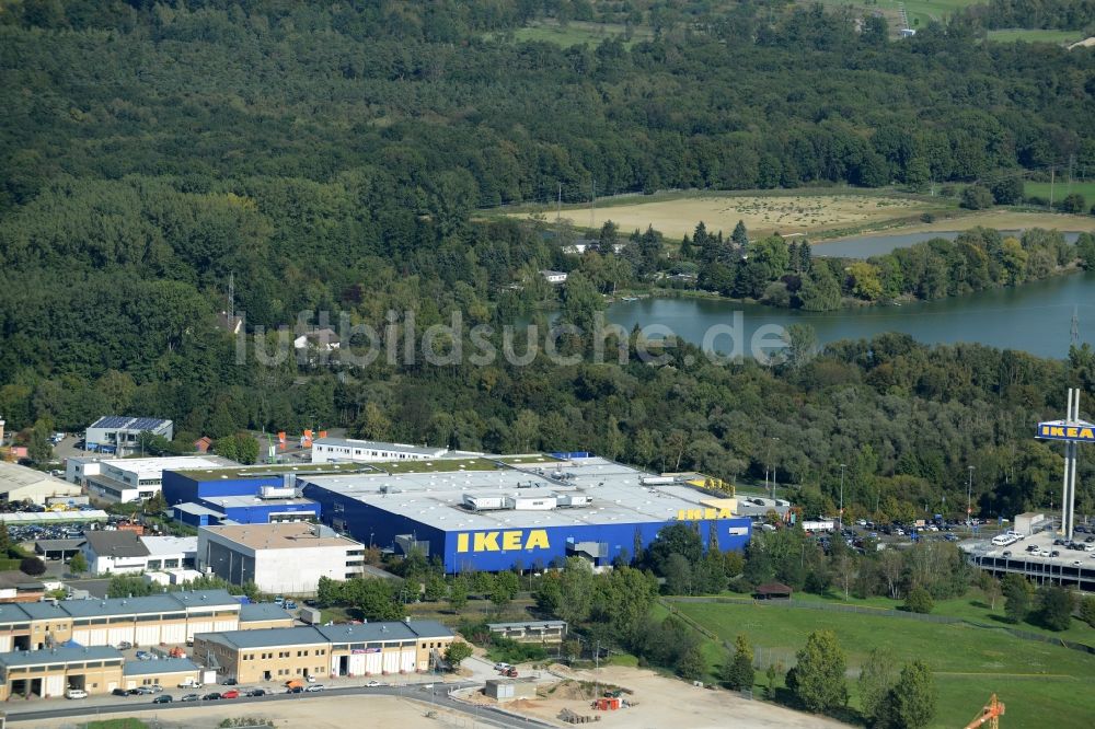 Luftaufnahme Hanau - Gebäude des Einrichtungshaus - Möbelmarkt der IKEA in Hanau im Bundesland Hessen