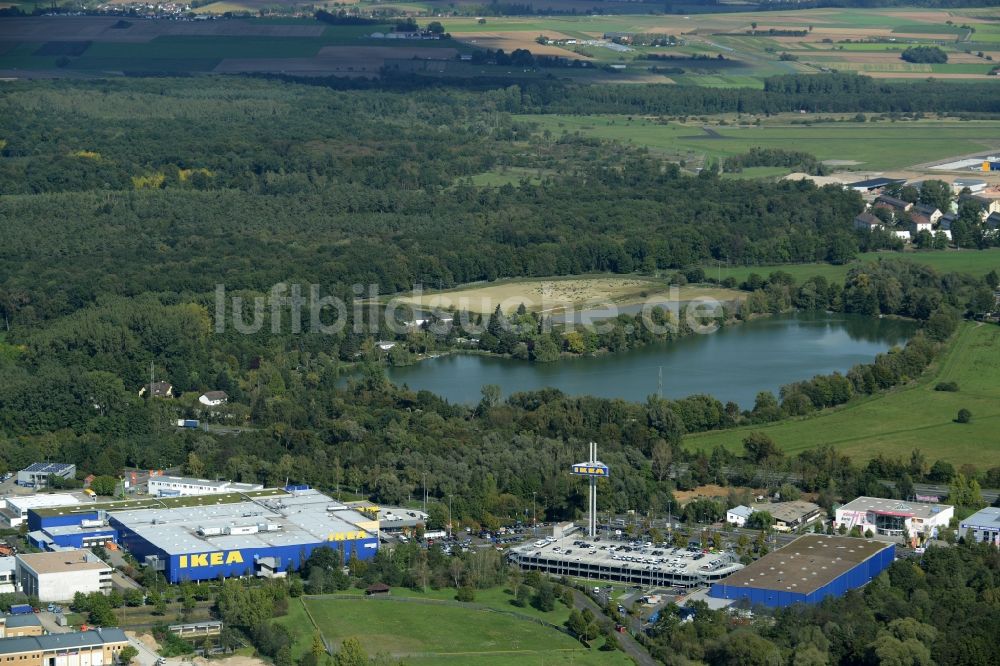 Hanau von oben - Gebäude des Einrichtungshaus - Möbelmarkt der IKEA in Hanau im Bundesland Hessen