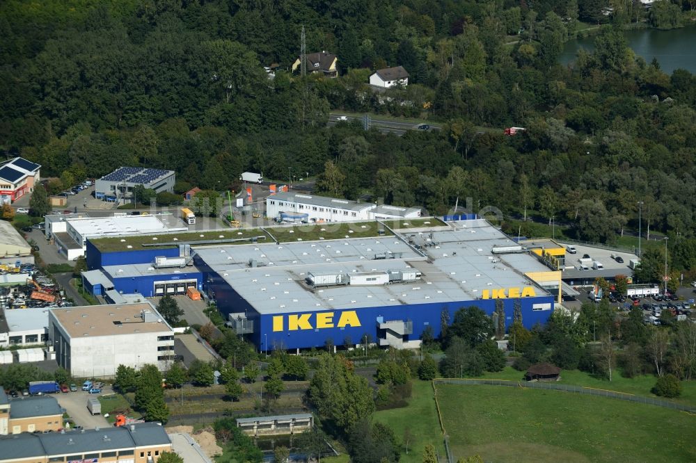 Hanau aus der Vogelperspektive: Gebäude des Einrichtungshaus - Möbelmarkt der IKEA in Hanau im Bundesland Hessen