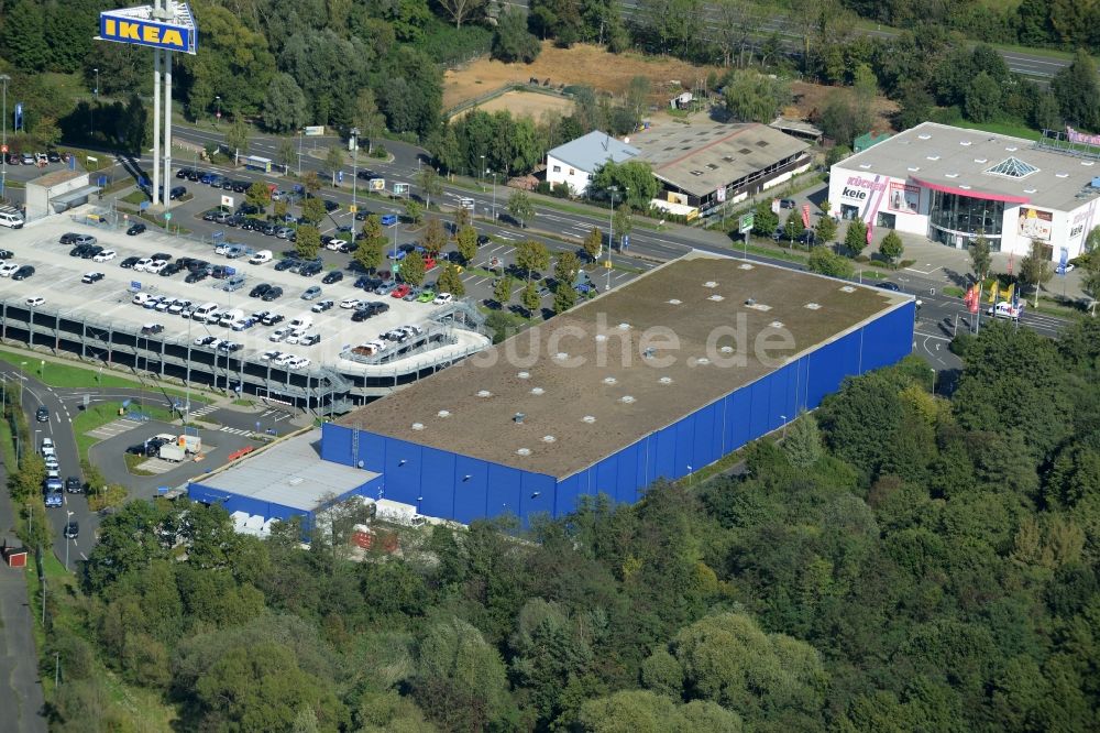 Hanau von oben - Gebäude des Einrichtungshaus - Möbelmarkt der IKEA in Hanau im Bundesland Hessen