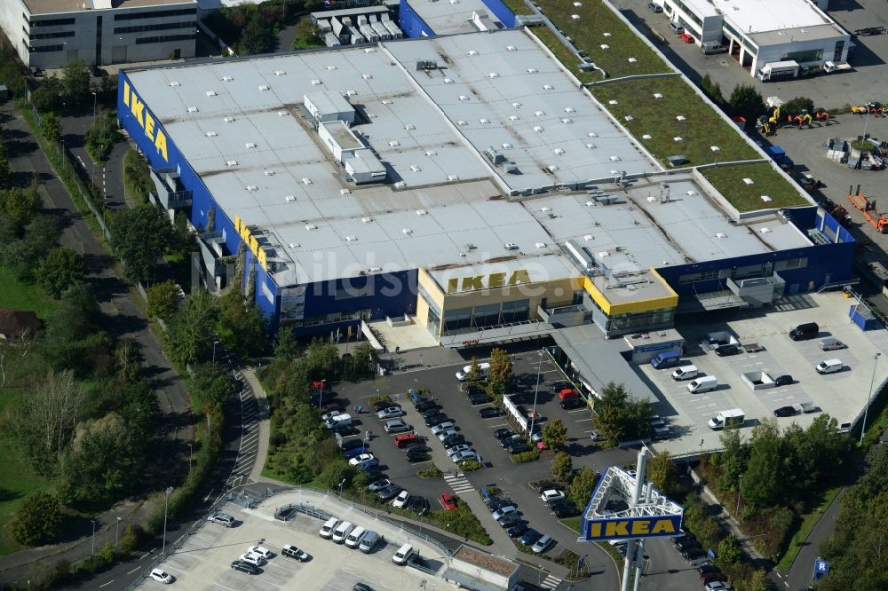 Hanau von oben - Gebäude des Einrichtungshaus - Möbelmarkt der IKEA in Hanau im Bundesland Hessen