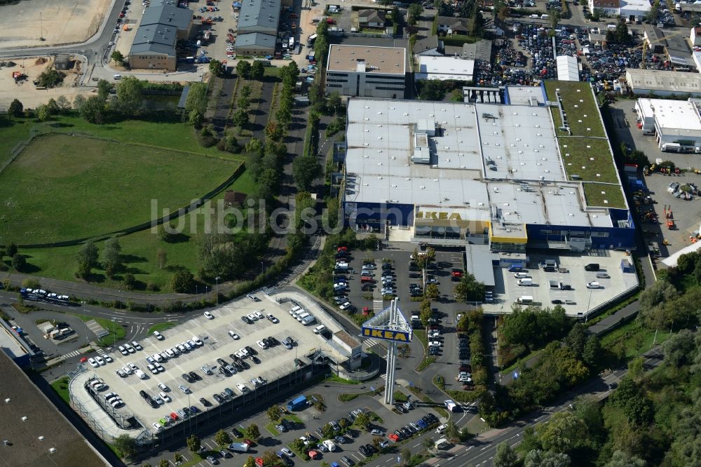 Hanau aus der Vogelperspektive: Gebäude des Einrichtungshaus - Möbelmarkt der IKEA in Hanau im Bundesland Hessen