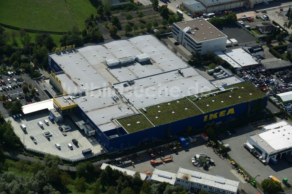 Hanau von oben - Gebäude des Einrichtungshaus - Möbelmarkt der IKEA in Hanau im Bundesland Hessen