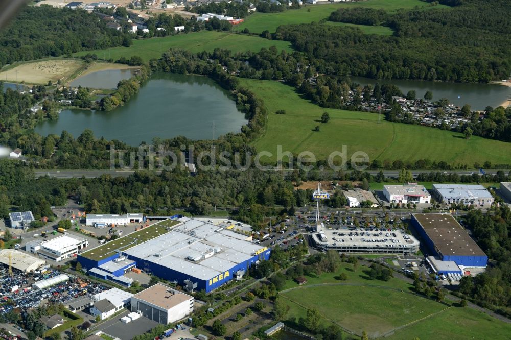 Hanau von oben - Gebäude des Einrichtungshaus - Möbelmarkt der IKEA in Hanau im Bundesland Hessen