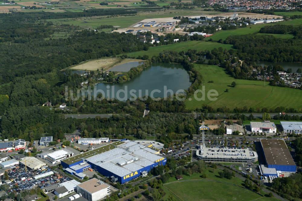 Hanau aus der Vogelperspektive: Gebäude des Einrichtungshaus - Möbelmarkt der IKEA in Hanau im Bundesland Hessen