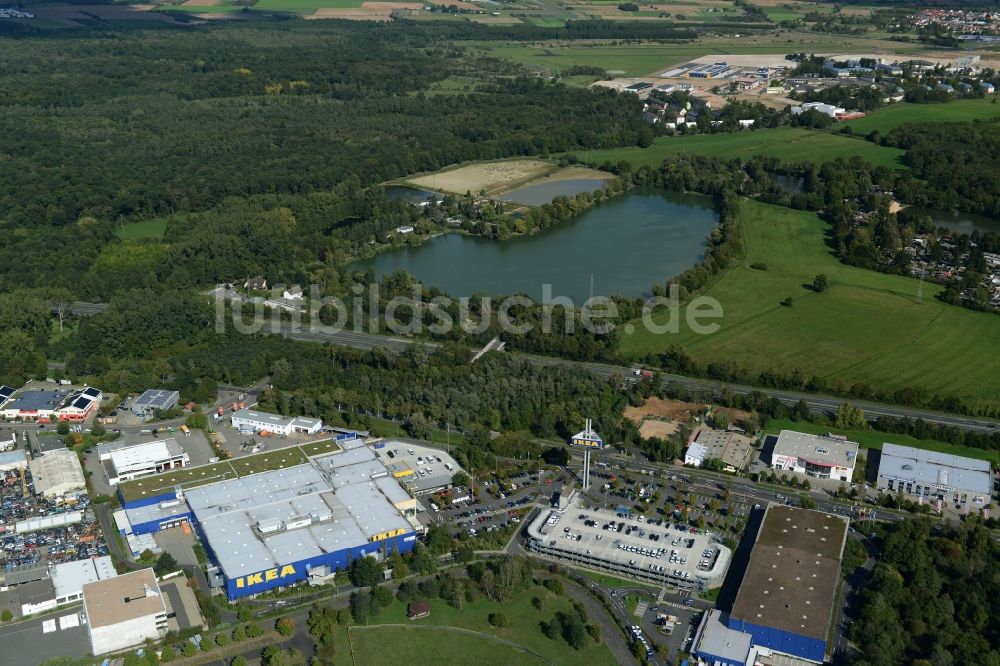 Luftbild Hanau - Gebäude des Einrichtungshaus - Möbelmarkt der IKEA in Hanau im Bundesland Hessen