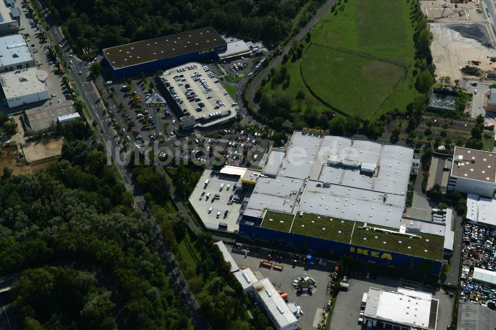 Hanau von oben - Gebäude des Einrichtungshaus - Möbelmarkt der IKEA in Hanau im Bundesland Hessen