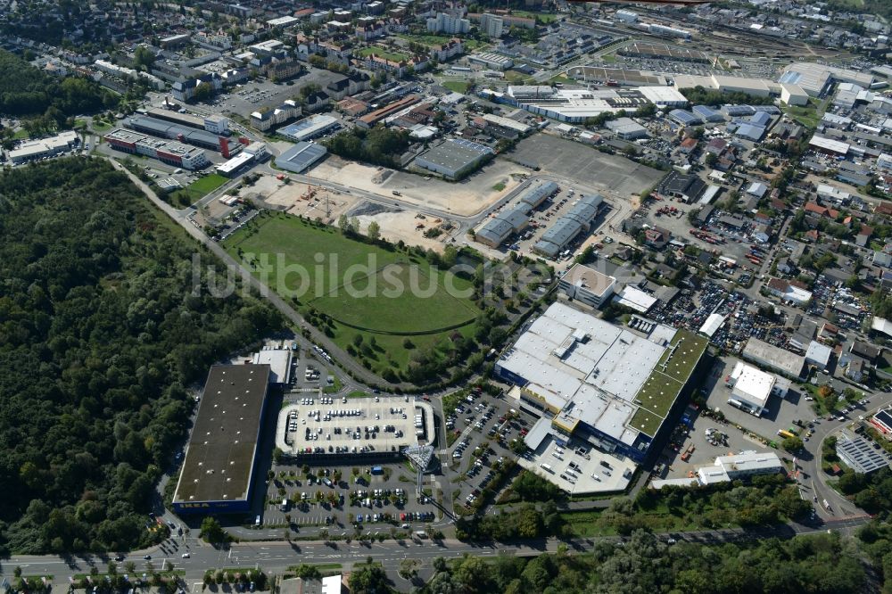 Luftaufnahme Hanau - Gebäude des Einrichtungshaus - Möbelmarkt der IKEA in Hanau im Bundesland Hessen