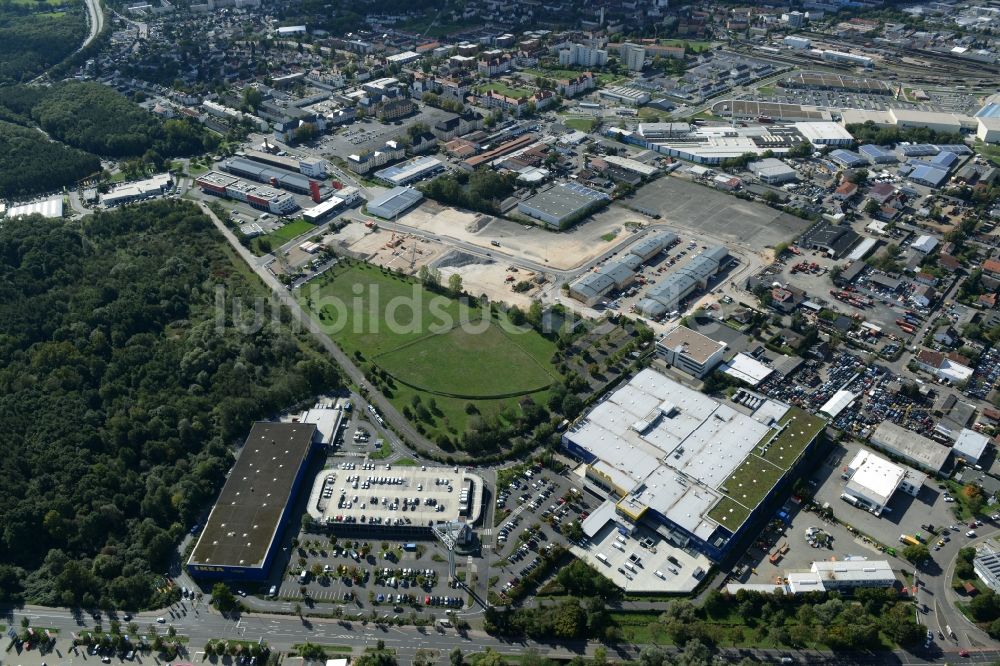 Hanau von oben - Gebäude des Einrichtungshaus - Möbelmarkt der IKEA in Hanau im Bundesland Hessen