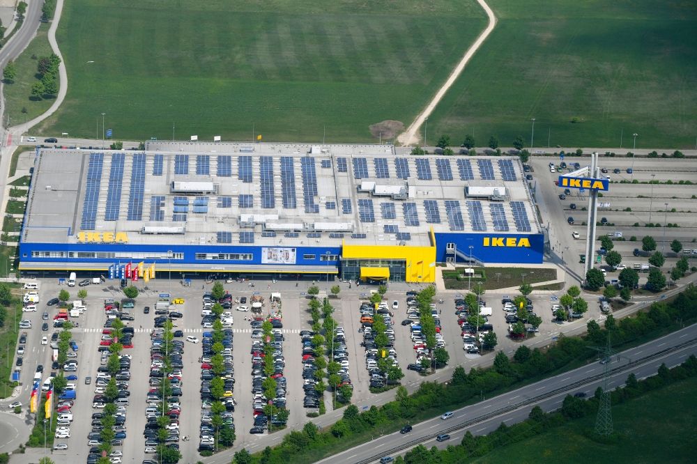 Augsburg aus der Vogelperspektive: Gebäude des Einrichtungshaus - Möbelmarkt der IKEA Möbel & Einrichtungshaus in Augsburg im Bundesland Bayern, Deutschland