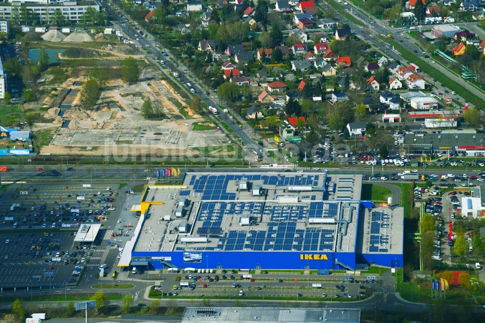 Berlin von oben - Gebäude des Einrichtungshaus - Möbelmarkt der IKEA Möbel & Einrichtungshaus Berlin-Lichtenberg in Berlin, Deutschland