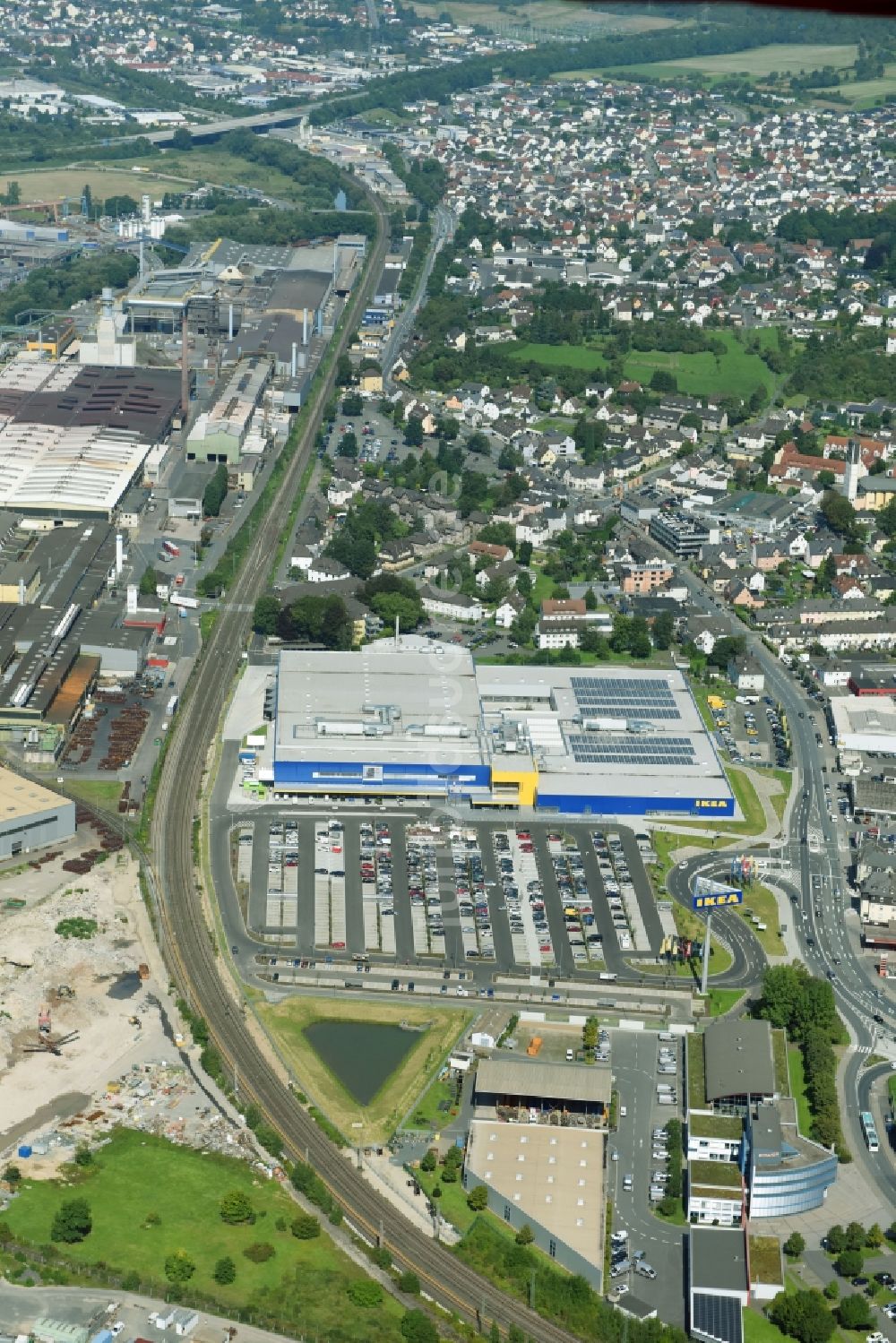 Wetzlar von oben - Gebäude des Einrichtungshaus - Möbelmarkt der IKEA Wetzlar an der Hermannsteiner Straße in Wetzlar im Bundesland Hessen, Deutschland