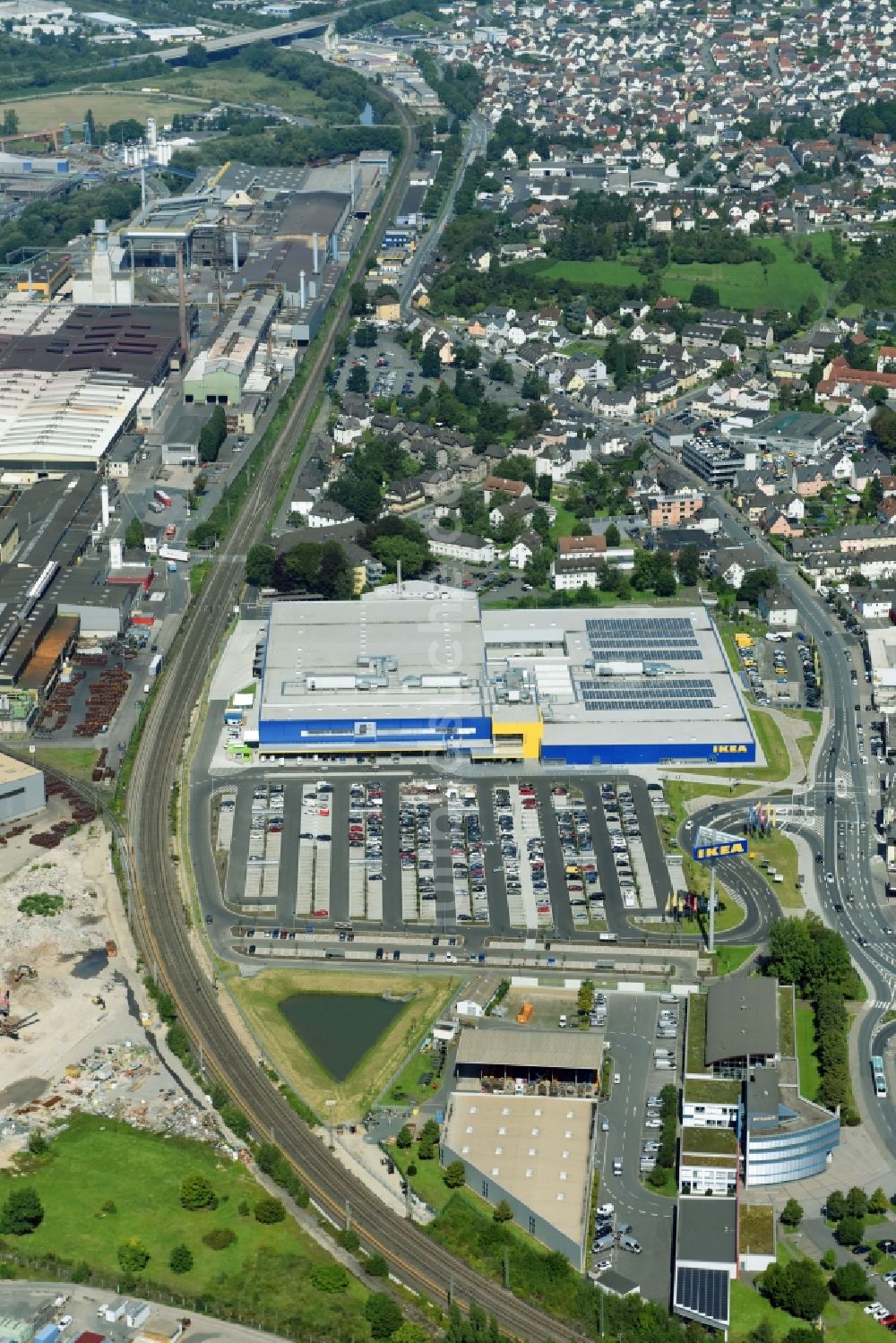 Wetzlar aus der Vogelperspektive: Gebäude des Einrichtungshaus - Möbelmarkt der IKEA Wetzlar an der Hermannsteiner Straße in Wetzlar im Bundesland Hessen, Deutschland