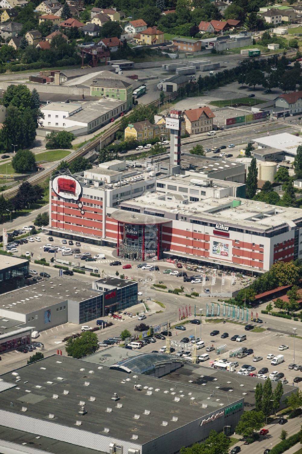 Sankt Pölten von oben - Gebäude des Einrichtungshaus - Möbelmarkt KIKA in Sankt Pölten in Niederösterreich, Österreich