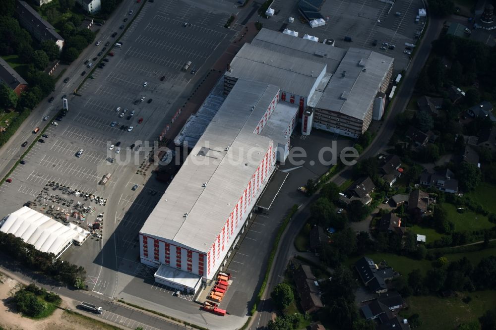 Luftaufnahme Bad Segeberg - Gebäude des Einrichtungshaus - Möbelmarkt der Möbel Kraft AG an der Ziegelstraße in Bad Segeberg im Bundesland Schleswig-Holstein