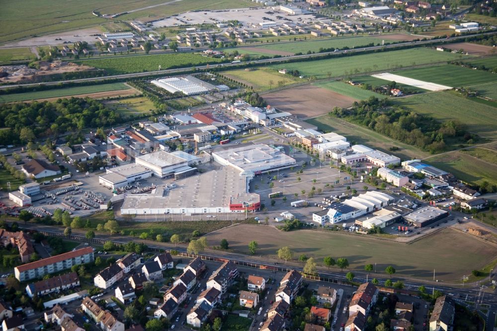 Luftaufnahme Mannheim - Gebäude des Einrichtungshaus - Möbelmarkt der Roller Möbel - Mannheim und REWE Center im Ortsteil Sandhofen in Mannheim im Bundesland Baden-Württemberg, Deutschland