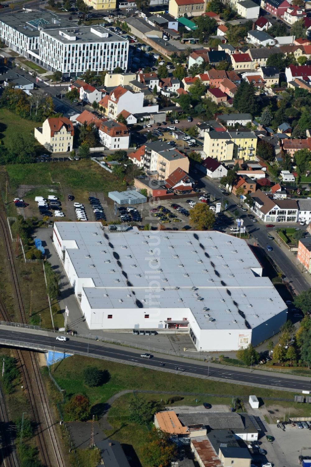 Luftaufnahme Fürstenwalde/Spree - Gebäude des Einrichtungshaus - Möbelmarkt der Wohnwelt Möbel Vertriebsgesellschaft in Fürstenwalde/Spree im Bundesland Brandenburg, Deutschland