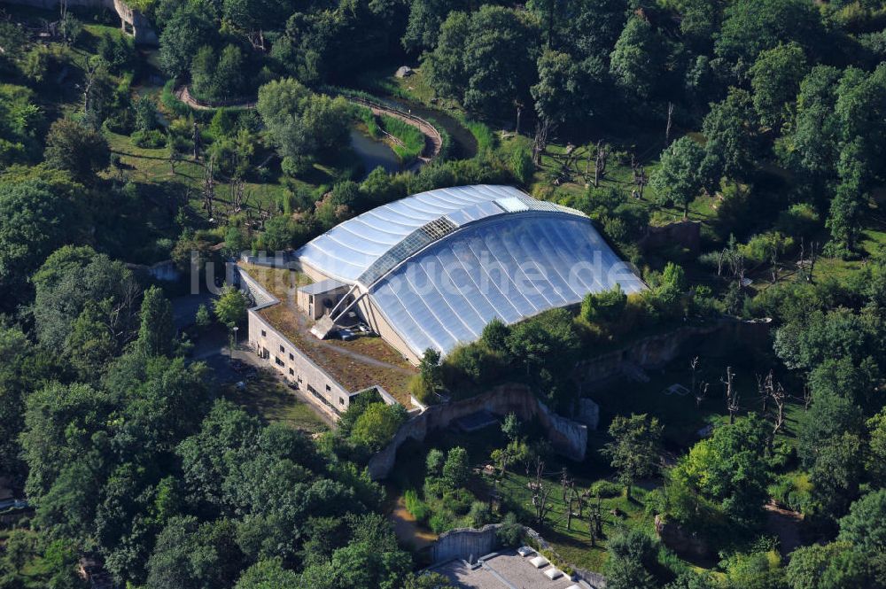 Luftaufnahme Leipzig - Gebäude der einzigartigen Menschenaffenanlage Pongoland im Zoo Leipzig