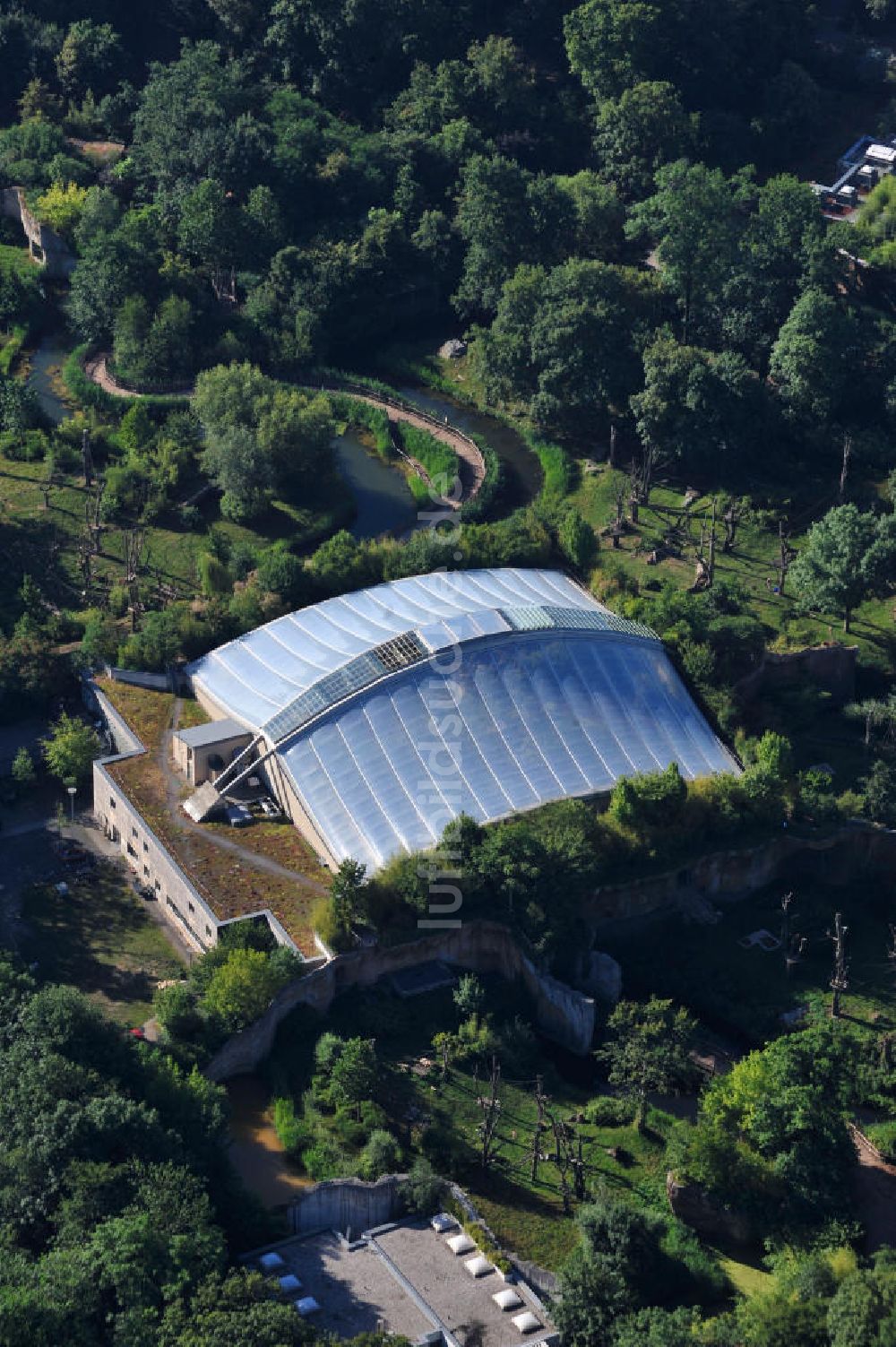 Luftbild Leipzig - Gebäude der einzigartigen Menschenaffenanlage Pongoland im Zoo Leipzig