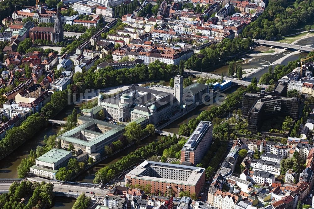 München von oben - Gebäude- Ensemble Deutsches Museum auf der Museumsinsel in München im Bundesland Bayern