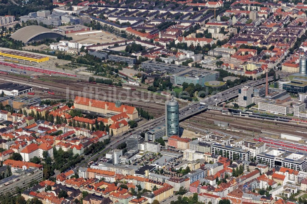 Luftaufnahme München - Gebäude- Ensemble um die Donnersbergerbrücke mit altem Hauptzollamt, Bürokomplex Central Tower und Gleisanlagen in München im Bundesland Bayern, Deutschland