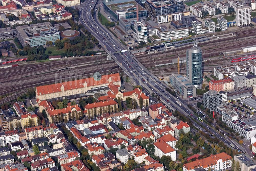 Luftaufnahme München - Gebäude- Ensemble um die Donnersbergerbrücke mit altem Hauptzollamt, Bürokomplex Central Tower und Gleisanlagen in München im Bundesland Bayern, Deutschland