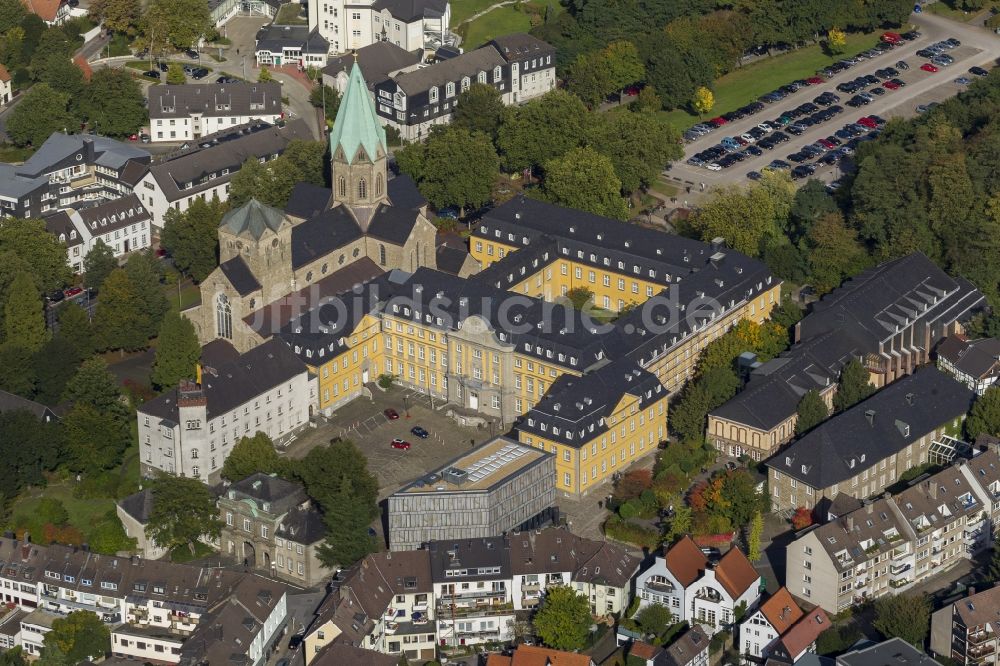 Essen von oben - Gebäude - Ensemble der Folkwang Hochschule und Abteikirche der Basilika St. Ludgerus in Essen OT Werden im Bundesland Nordrhein-Westfalen NRW