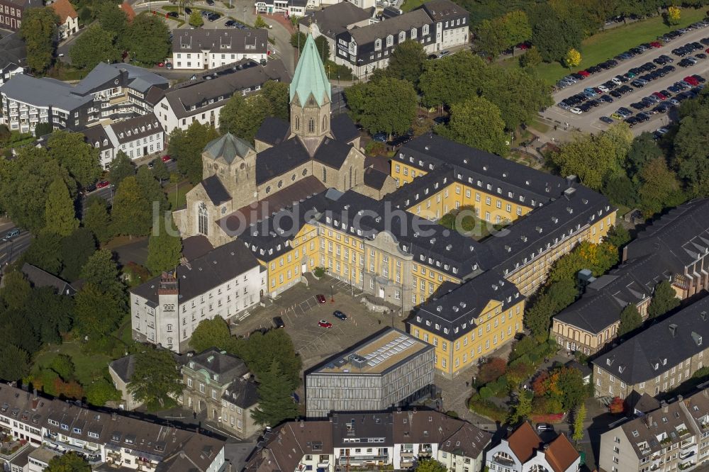 Essen aus der Vogelperspektive: Gebäude - Ensemble der Folkwang Hochschule und Abteikirche der Basilika St. Ludgerus in Essen OT Werden im Bundesland Nordrhein-Westfalen NRW