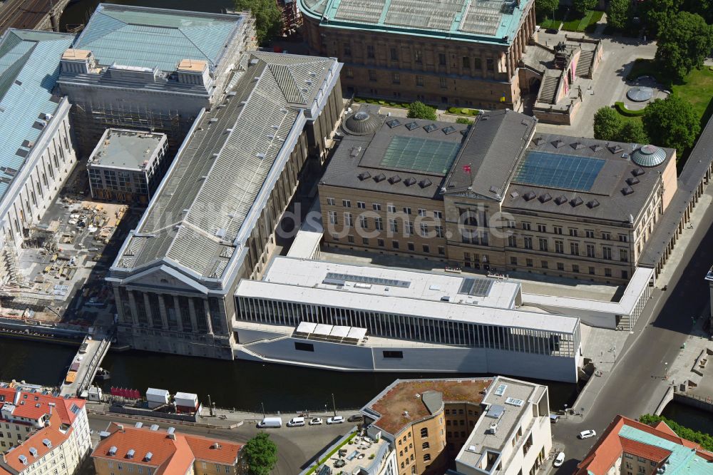 Berlin aus der Vogelperspektive: Gebäude- Ensemble James-Simon-Galerie in Berlin, Deutschland