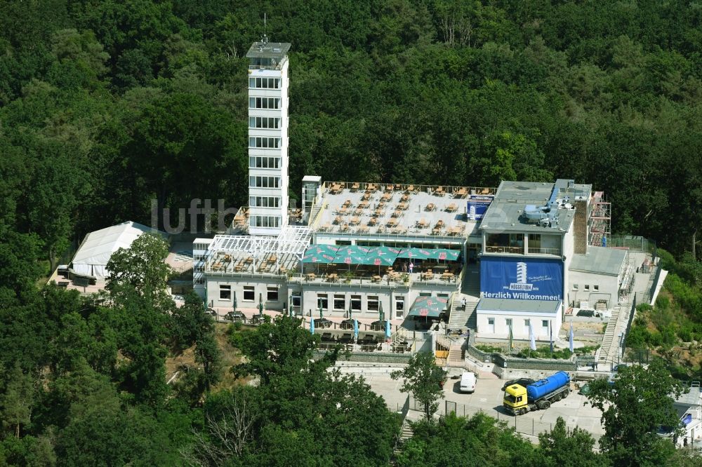 Luftaufnahme Berlin - Gebäude- Ensembles des Müggelturmes in den Müggelbergen Köpenick in Berlin