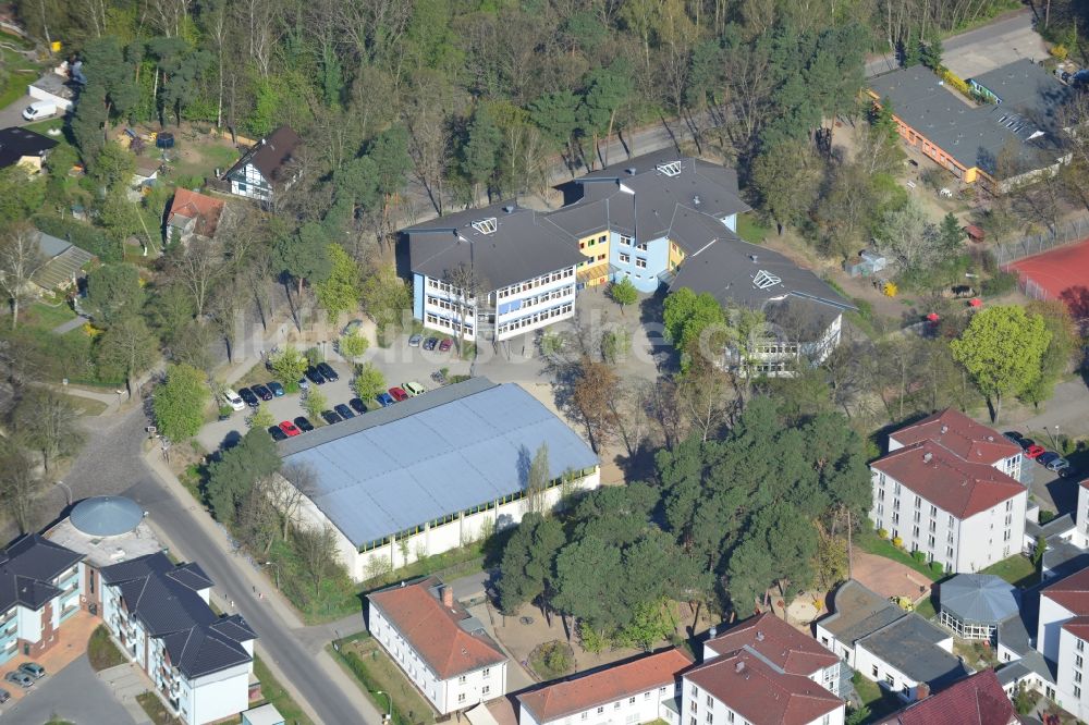 Falkensee von oben - Gebäude der Erich-Kästner-Grundschule an der Fehrbelliner Straße in Falkensee im Bundesland Brandenburg