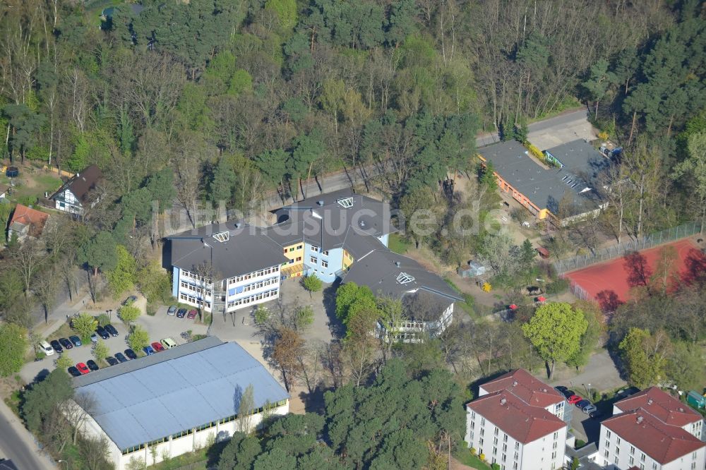 Falkensee aus der Vogelperspektive: Gebäude der Erich-Kästner-Grundschule an der Fehrbelliner Straße in Falkensee im Bundesland Brandenburg