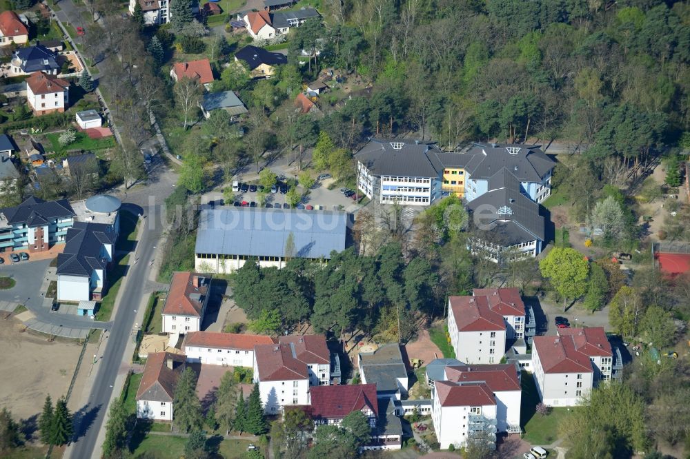 Luftbild Falkensee - Gebäude der Erich-Kästner-Grundschule an der Fehrbelliner Straße in Falkensee im Bundesland Brandenburg