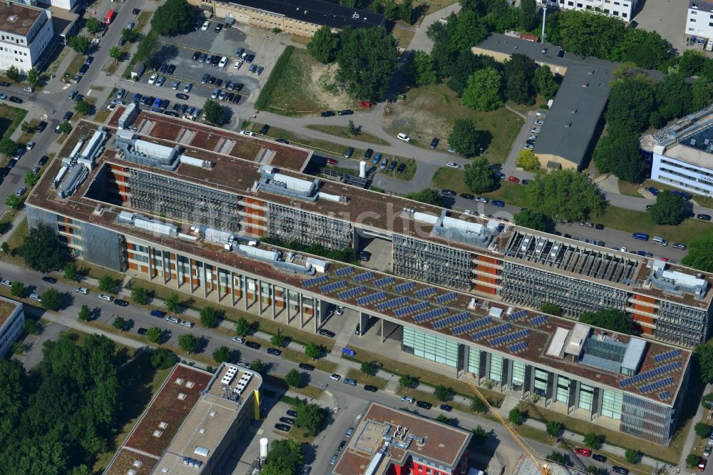 Luftaufnahme Berlin Adlershof - Gebäude des Ferdinand-Braun-Institut im Gewerbegebiet WISTA in Berlin Adlershof