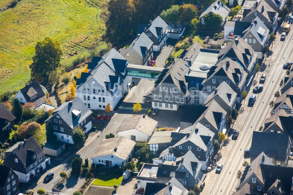 Luftaufnahme Schmallenberg - Gebäude des Finanzdienstleistungs- Unternehmens der Volksbank Bigge-Lenne eG in Schmallenberg im Bundesland Nordrhein-Westfalen