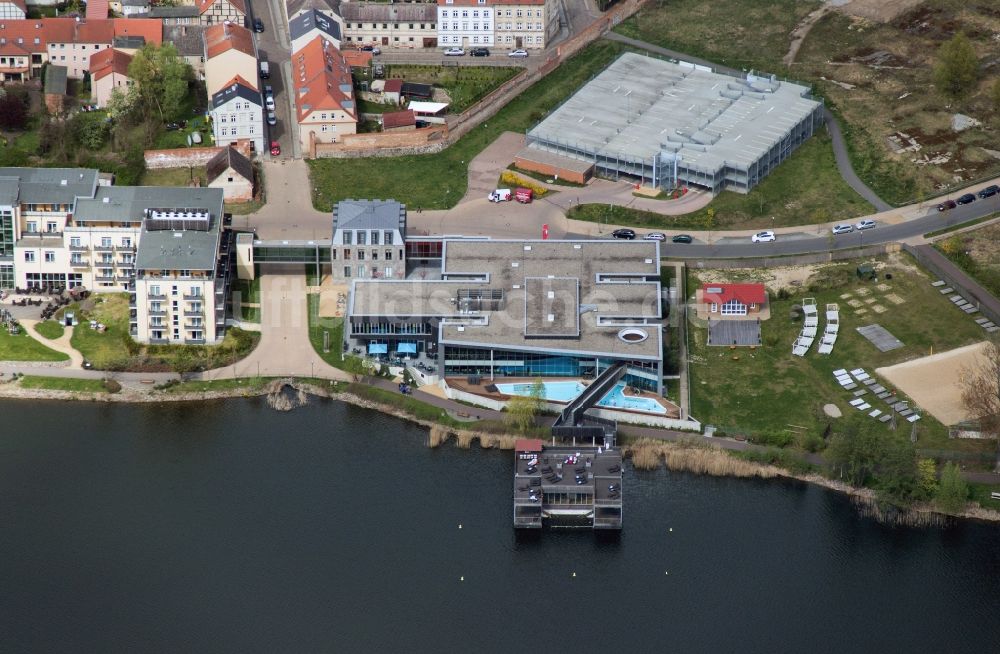 Luftaufnahme Neuruppin - Gebäude der Fontanetherme am Ufer des Ruppiner Sees in Neuruppin im Bundesland Brandenburg