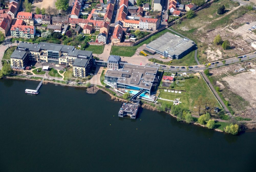 Neuruppin von oben - Gebäude der Fontanetherme am Ufer des Ruppiner Sees in Neuruppin im Bundesland Brandenburg